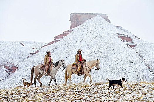 女牛仔,骑马,雪中,落基山脉,怀俄明,美国