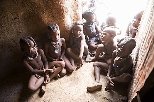 辛巴族,孩子,坐在地板上,小屋,纳米比亚
