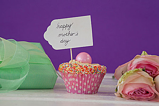 高兴,母亲节,卡,杯形糕饼,紫色背景