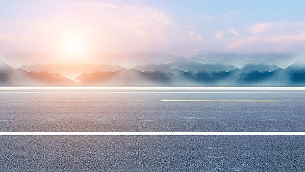 日落时分,无人的公路,远山作为汽车广告背景素材