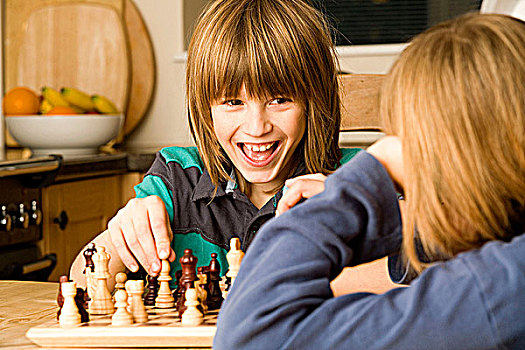 两个男孩,玩,下棋