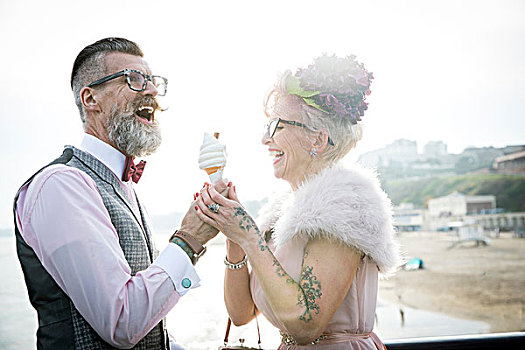 20世纪50年代,旧式,风格,情侣,冰淇淋蛋卷,笑,码头