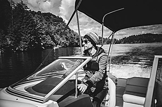 男青年,毛织品,帽子,驾驶,汽艇,湖