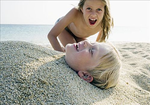 女孩,掩埋,男孩,沙子,海滩