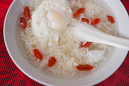 传统保健美食,米酒枸杞泡蛋