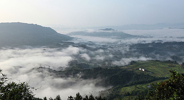 高山沟壑云雾缭绕