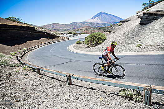 男性,骑车,骑自行车,向上,弯路,特内里费岛,加纳利群岛,西班牙