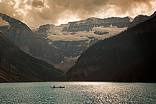 维多利亚山,路易斯湖,独木舟浆手,班芙国家公园,艾伯塔省,加拿大