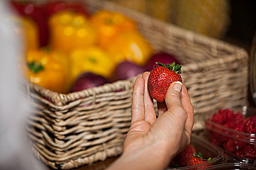 手,女性,职员,拿着,草莓,超市