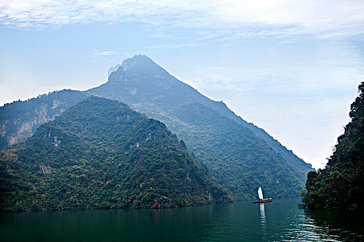 湖北巴东长江巫峡口链子溪帆船