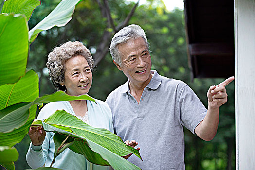 站在屋子前的恩爱老夫妻