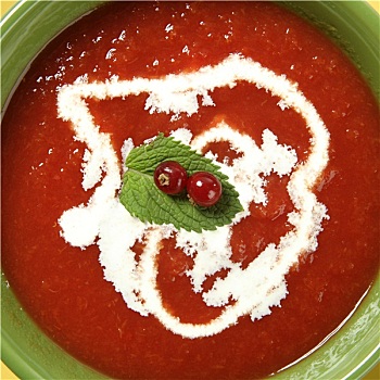 西红柿汤,罗勒,红浆果