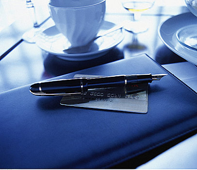 钢笔,信用卡,帐单,固定器具,餐厅桌子