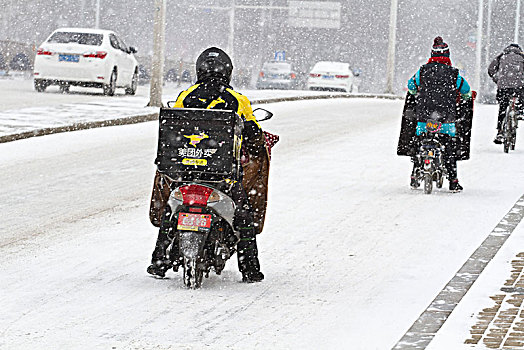 下雪,大雪,电动车,前行,路滑,危险,困难,外卖