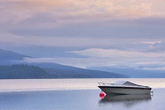 船,湖岸,麦克唐纳湖,蒙大拿,美国
