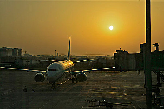 夕阳下停机坪上的飞机