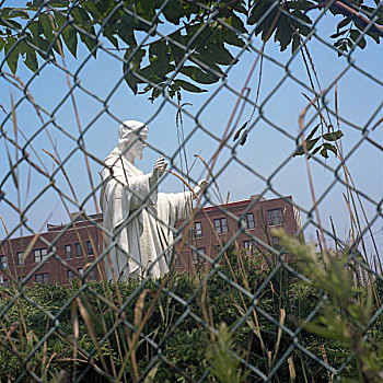 耶稣,雕塑,后面,栅栏,红色,钩,布鲁克林,纽约