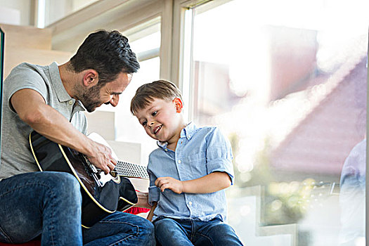 父亲,教育,儿子,演奏,吉他,客厅