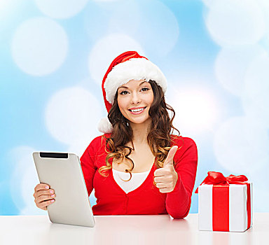 圣诞节,休假,科技,手势,人,概念,微笑,女人,圣诞老人,帽子,礼盒,平板电脑,电脑,展示,竖大拇指,上方,蓝色,背景