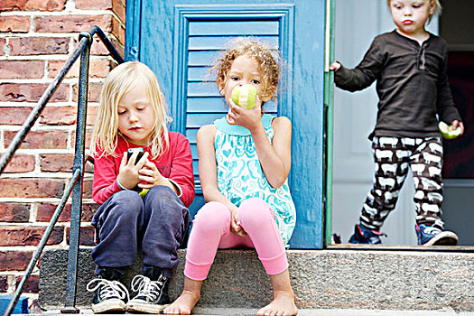 孩子,坐,台阶,吃,苹果