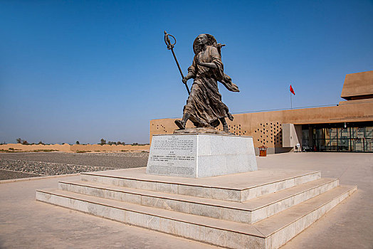 新疆吐鲁番市高昌故城遗址玄奘铜像