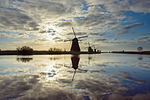 风车,太阳,云,小孩堤防风车村,荷兰南部,荷兰