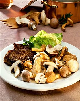混合,蘑菇,莴苣,猪排,盘子