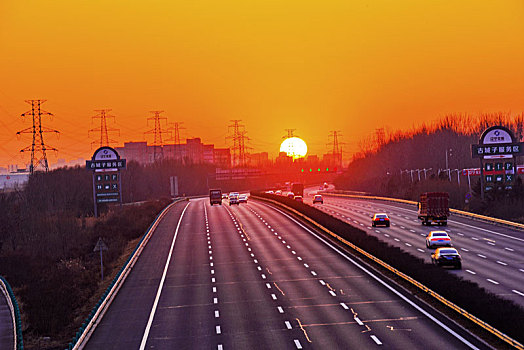 夕阳照耀的高速公路