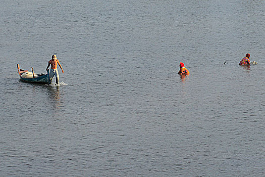 本地居民,寻找,牡蛎,切削,河,印度尼西亚,八月,2007年