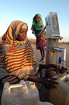 女人,孩子,收集,水,手,泵,靠近,市场,露营,人,近郊,西部,达尔富尔,苏丹,十一月