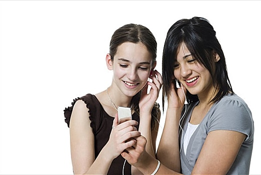 两个女孩,听,mp3播放器,微笑