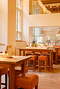 德国柏林餐厅,是自助式的义大利餐厅,原木桌椅,简洁明亮,现代时尚