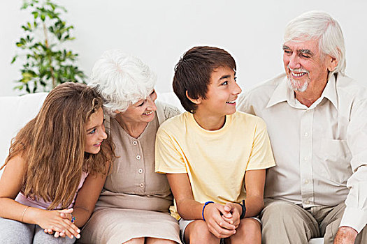 祖父母,孙辈,交谈,沙发