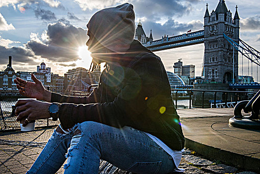男青年,坐,室外,拿着,咖啡杯,塔桥,伦敦,英格兰,英国