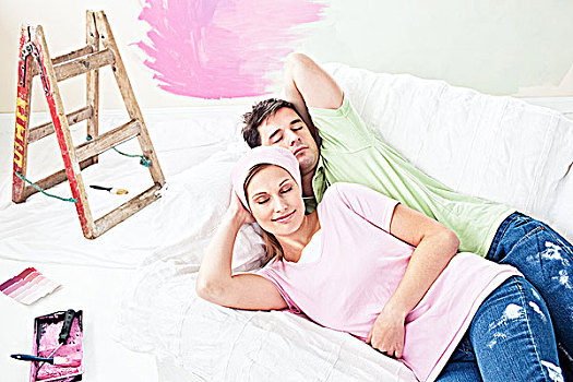 放松,伴侣,躺着,沙发,上油漆,新,房间