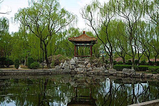 中國古典園林湖泊中的石板橋和涼亭