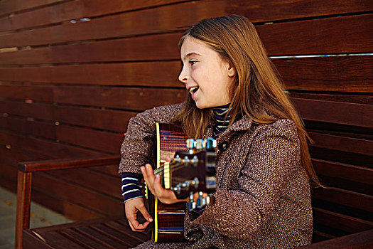 金发,儿童,女孩,弹吉他,冬季外套,木质背景