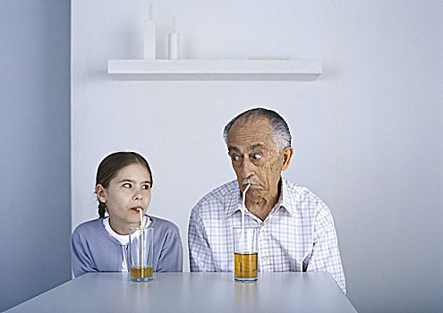 爷爷,孙女,坐,桌子,喝,吸管,对视