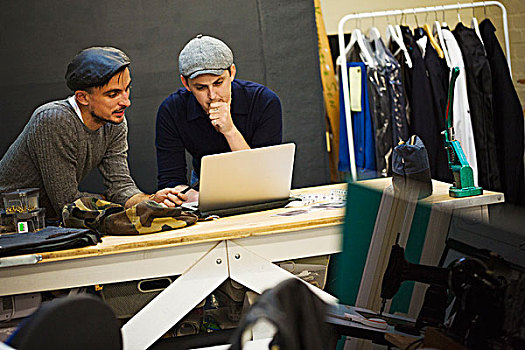 两个男人,工作,笔记本电脑,分享,显示屏,裁缝,工作间