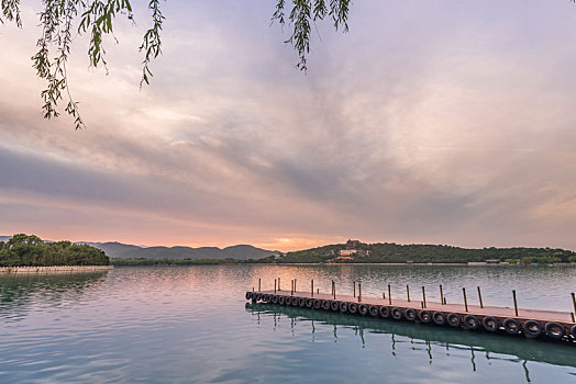 夕阳下的中国北京颐和园的湖泊园林建筑