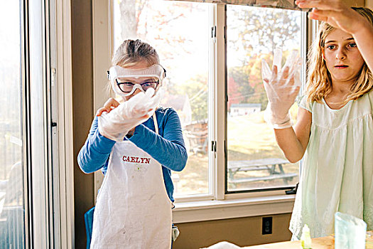 两个女孩,科学,实验,穿戴,大,橡胶手套