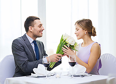 餐馆,情侣,假日,概念,微笑,男人,给,女朋友,妻子,花束