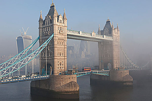 英格兰,伦敦,塔桥,雾