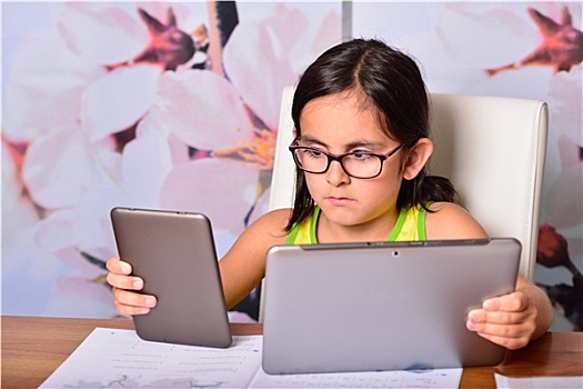 小女孩,平板电脑,家庭作业