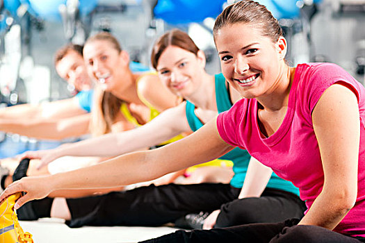 群体,四个人,彩色,布,健身房,有氧运动,热身,体操,伸展,练习