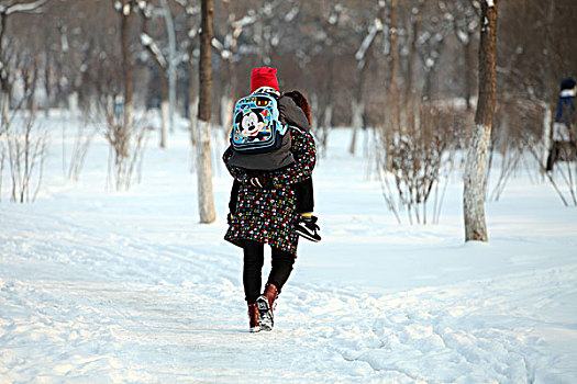 大雪,洁白,干净,寒冷,白色,覆盖,扫雪,便道,雪景,祖孙,踏雪,背负,行走,亲情,负担,劳累,辛苦