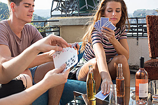 年轻人,朋友,纸牌,比赛,屋顶,平台,聚会