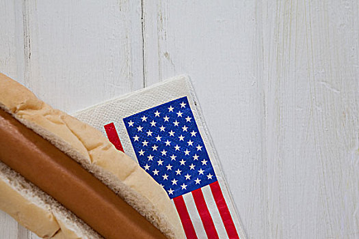 热狗,美国国旗,白色背景,木桌子,特写