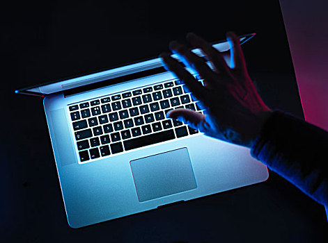 黑客攻击,男人,打开,笔记本电脑