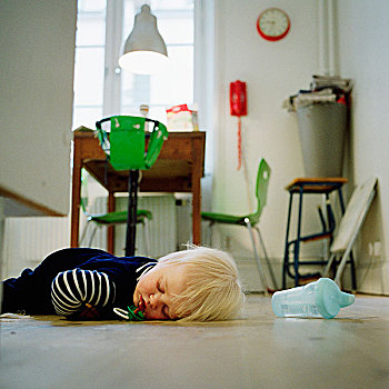 幼儿,睡觉,厨房,地面,奶嘴,鲜明,绿色,悬吊,儿童椅,餐桌,背景